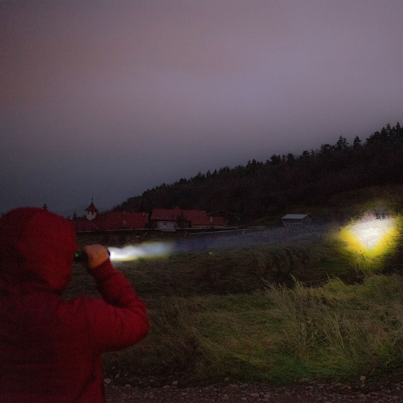 Pachet Lanterna PNI Adventure F300 cu LED in 3 culori, alb, rosu, verde, max. 10W, IPX6 + Sticky Pad Drapel