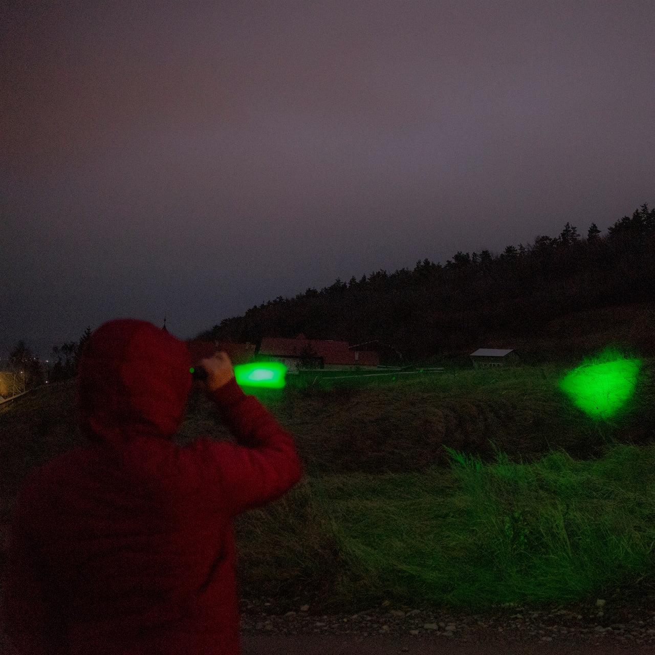 Pachet Lanterna PNI Adventure F300 cu LED in 3 culori, alb, rosu, verde, max. 10W, IPX6 + Sticky Pad Drapel