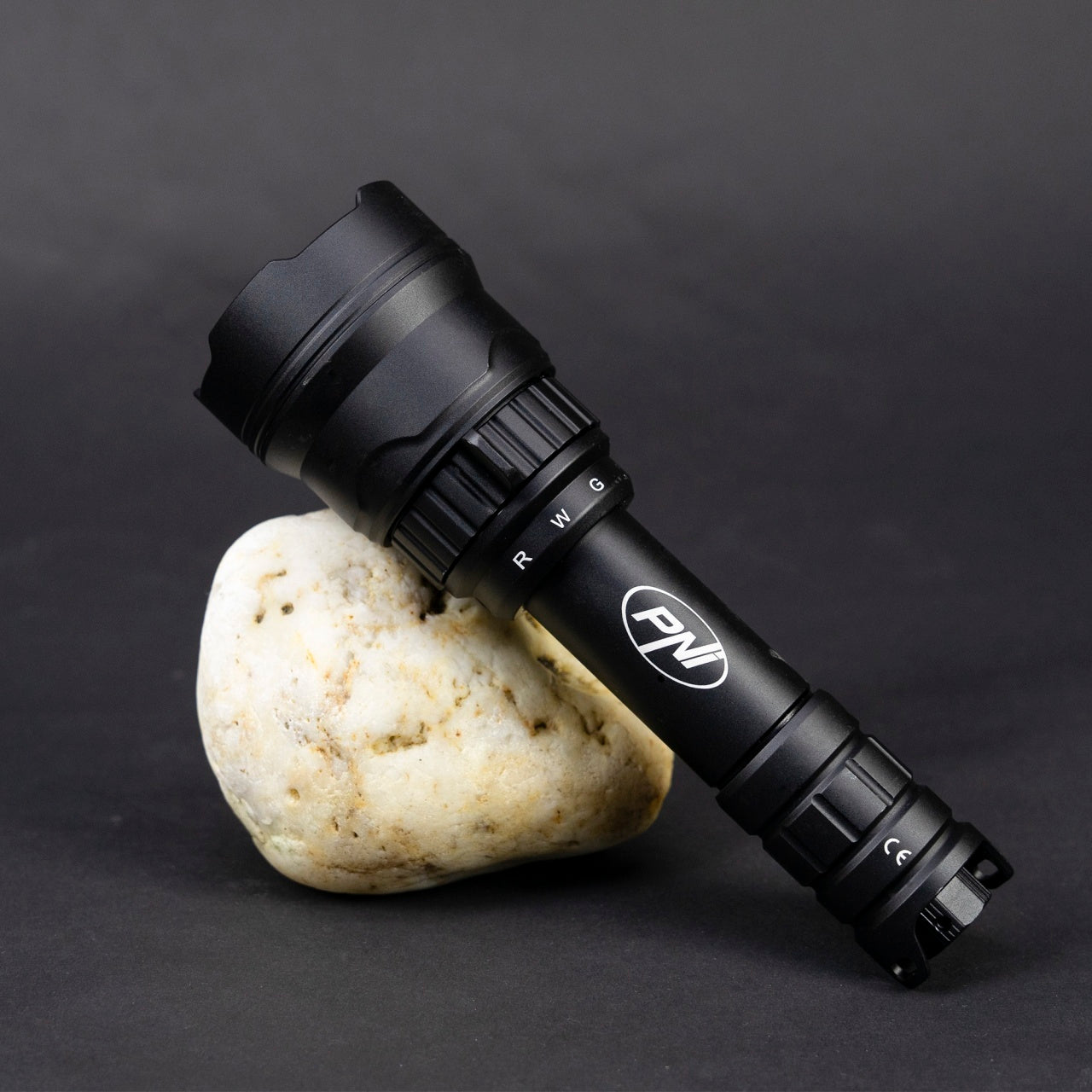 Pachet Lanterna PNI Adventure F300 cu LED in 3 culori, alb, rosu, verde, max. 10W, IPX6 + Sticky Pad Drapel