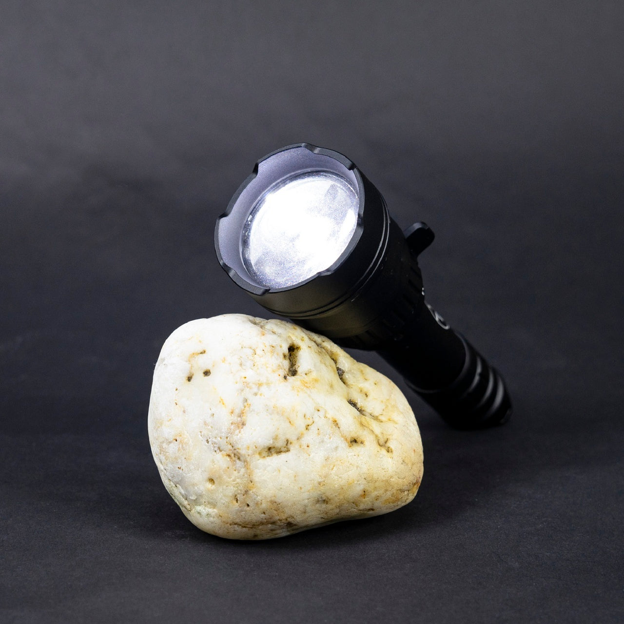 Pachet Lanterna PNI Adventure F300 cu LED in 3 culori, alb, rosu, verde, max. 10W, IPX6 + Sticky Pad Drapel