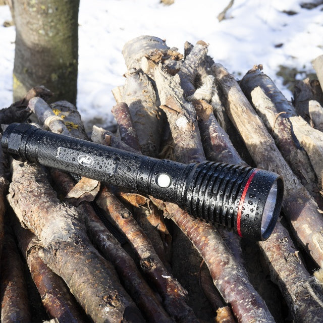Pachet lanterna PNI Adventure F420 din aluminiu cu LED 10W, 1000lm, pana la 420m, cu 2 acumulatori inclusi, 8000 mAh tip 26650 si alimentator PNI CHG300 cu port USB C, QC3.0, PD3.0, PPS si port USB-A,