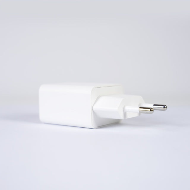 Pachet lanterna PNI Adventure F420 din aluminiu cu LED 10W, 1000lm, pana la 420m, cu 2 acumulatori inclusi, 8000 mAh tip 26650 si alimentator PNI CHG300 cu port USB C, QC3.0, PD3.0, PPS si port USB-A,